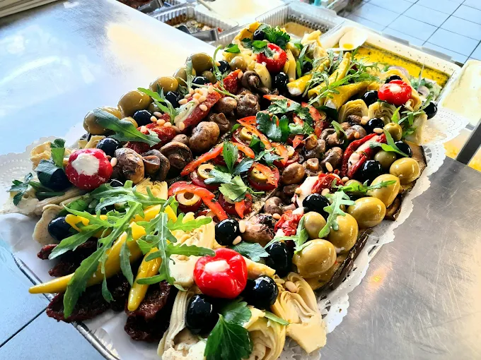 Antipasti-Platte mit Oliven, Peperoni, Tomaten und gefuellten Spezialitaeten