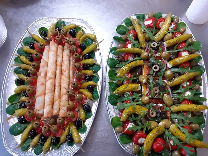 Zwei dekorativ angerichtete Feinkostplatten mit mediterranen Spezialitaeten