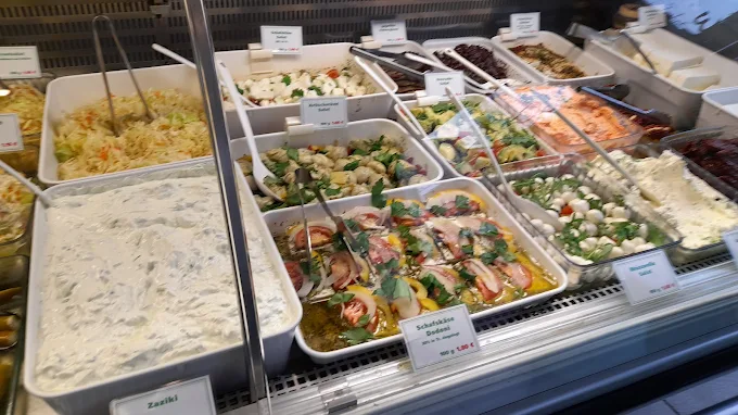 Frischetheke mit Salaten, Dips, Oliven und weiteren griechischen Spezialitaeten
