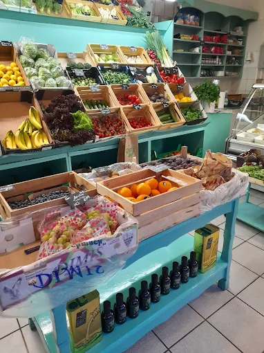 Innenraum mit Obst, Gemuese und mediterraner Auslage im Laden