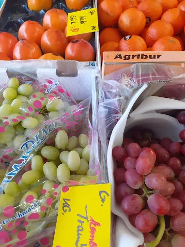 Auslage mit Weintrauben, Tomaten und Obst im Laden