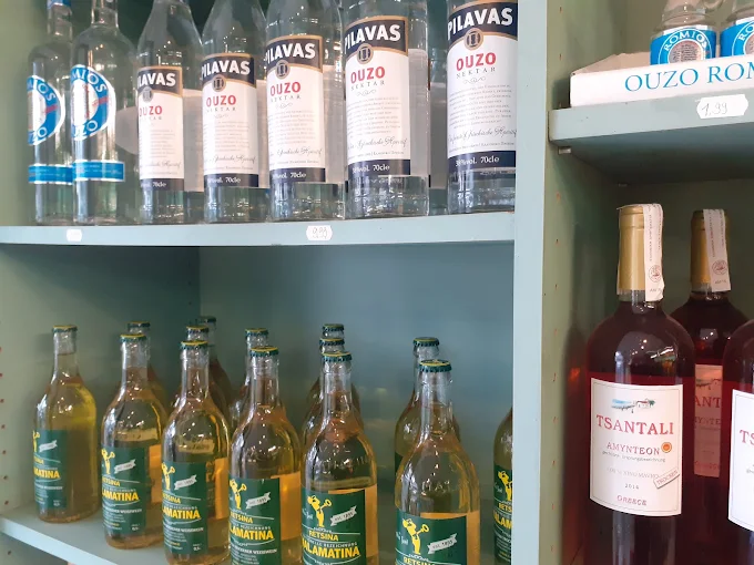 Regal mit Ouzo, Wein und weiteren Getraenken aus Griechenland