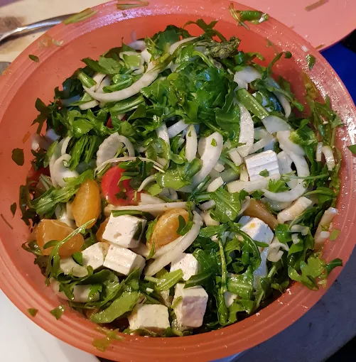 Salat mit Feta, Zwiebeln, Rucola und mediterranen Zutaten